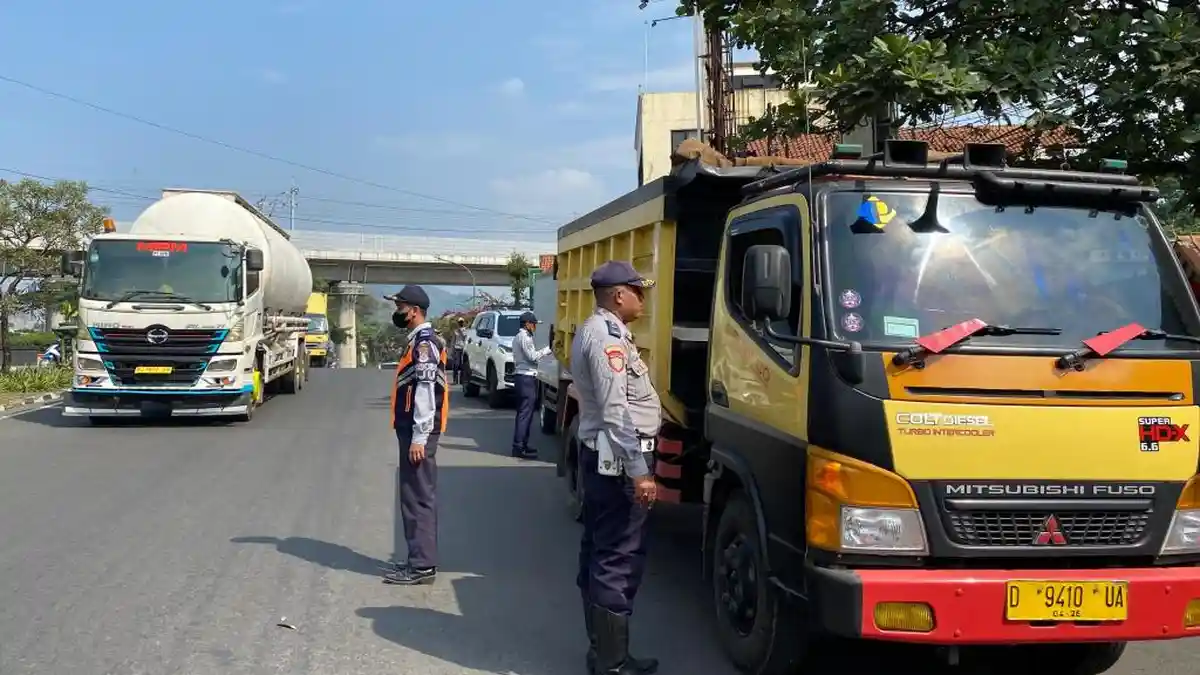 Polda Jabar Batasi Operasional Mobil Angkutan Barang, Berikut Waktu dan Ketentuannya
