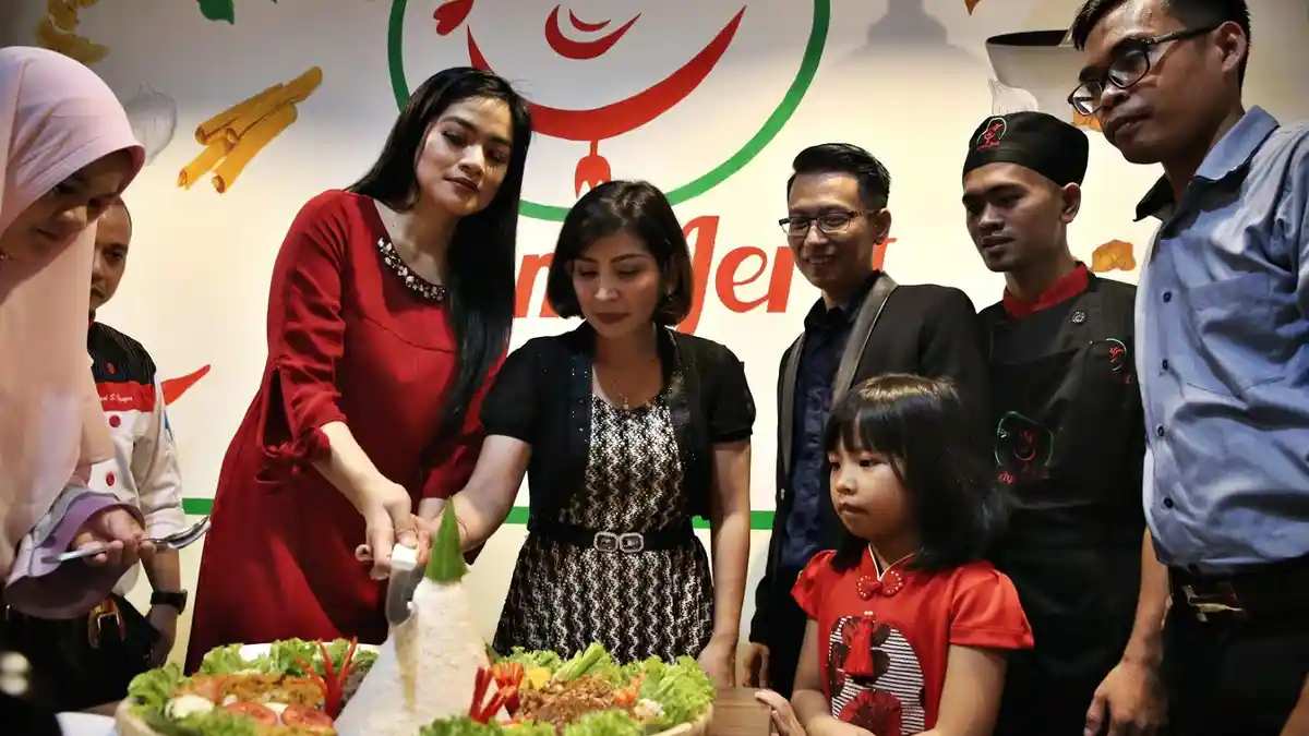 TRIBUNWIKI: Empat Tempat Makan Jl Sungai SaddangMakassar, Ada Ayam Jerit By Titi Kamal