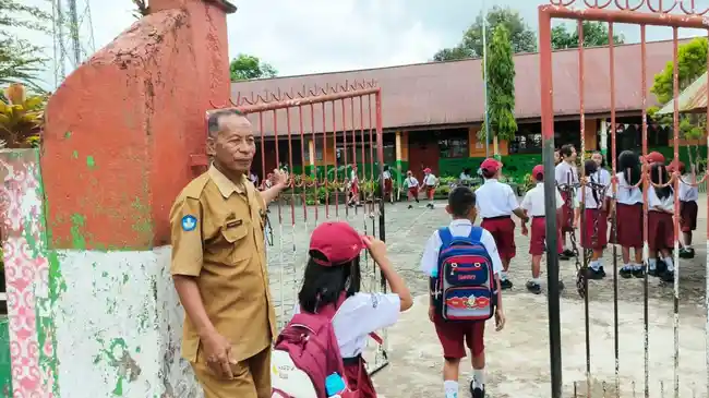 siswa-masuk-sekolah-di-sdn-2-rantepao.jpg