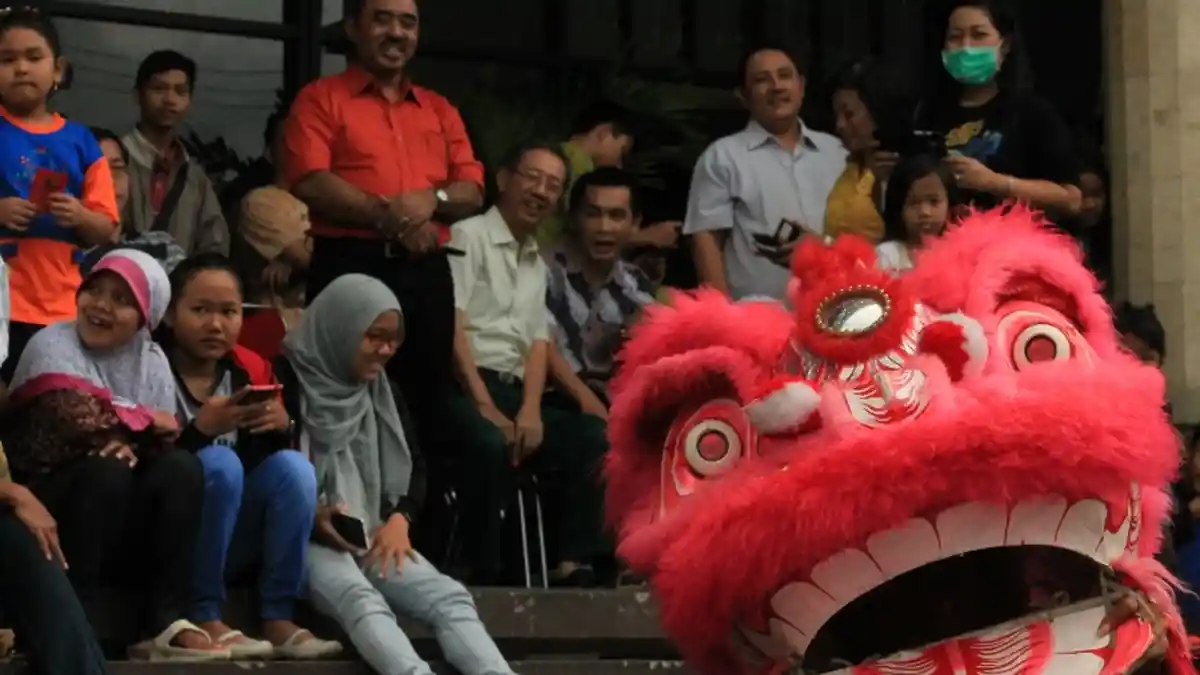Antusiasme Warga Saksikan Parade Barongsai UAJY 2016