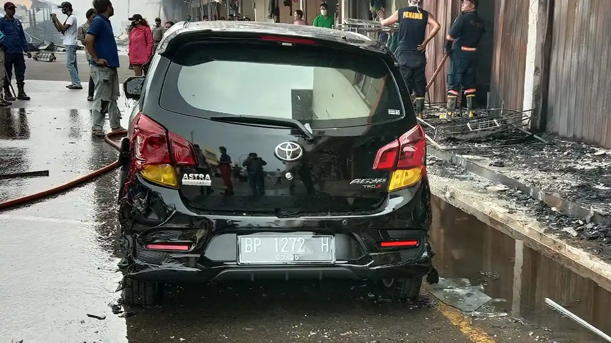 KEBAKARAN DI BATAM - Sebuah Mobil Agya Meleleh Saat Kebakaran di Pasar Seken Taras