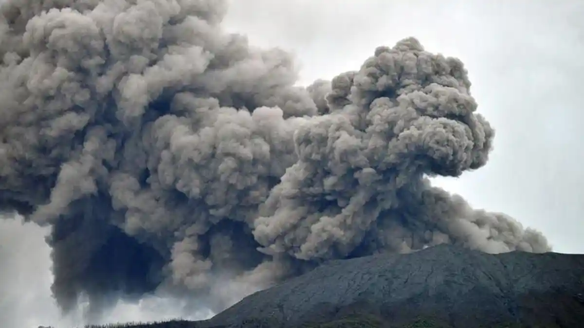 Gunung Marapi Sumatera Barat Masih Erupsi, Asap Tebal Membubung hingga Banjir Lahar Dingin