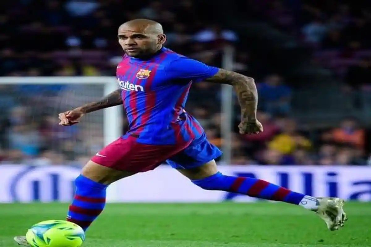 Dani Alves Dilepaskan Dengan Kejam Oleh Barcelona Saat Liburan