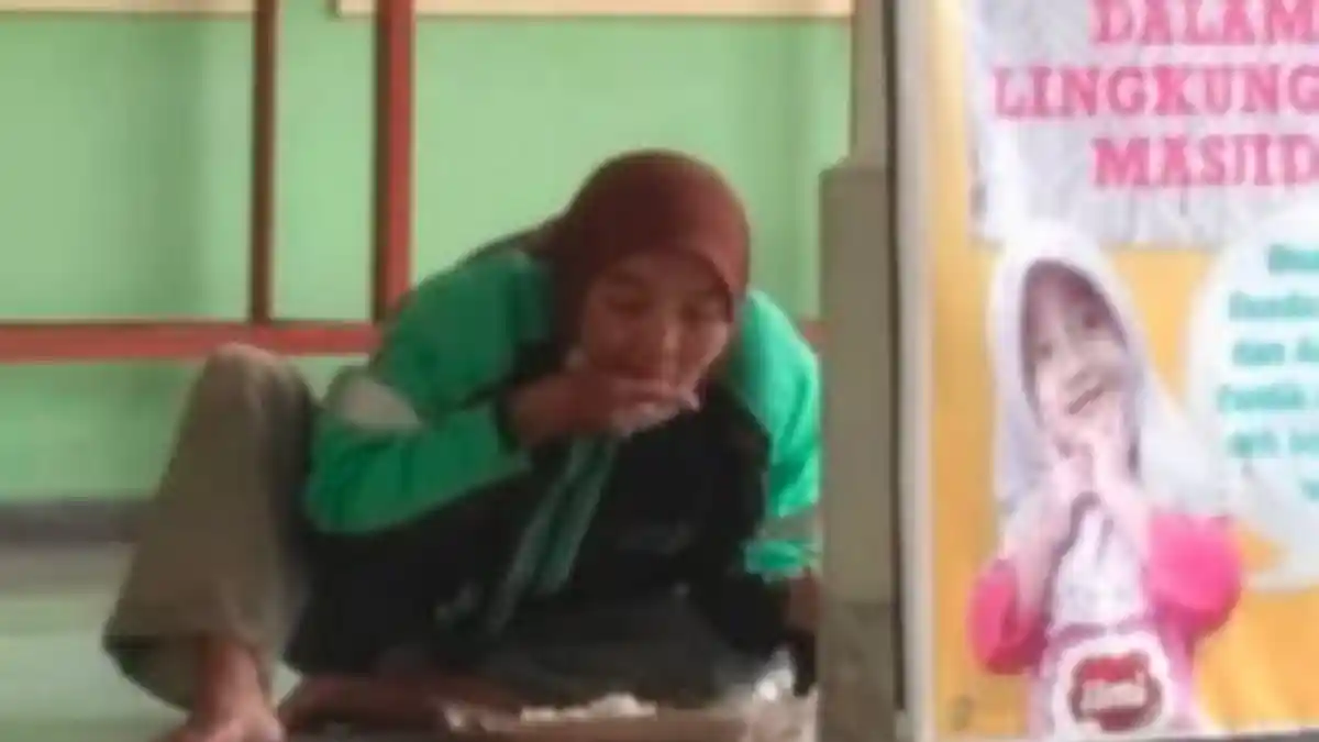 Video Ibu Pengemudi Ojek Online Makan Gunakan Tangan Ini Sentuh Hati Netizen