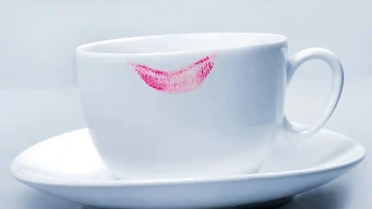 Tak Mau Lipstik Menempel di Gelas Saat Sedang Minum? Ikuti Tips Ini