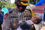 kapolres-akbp-irawan-banuaji-gndong-bayi-pengungsi-korban-gempa-sulbar-di-malunda.jpg