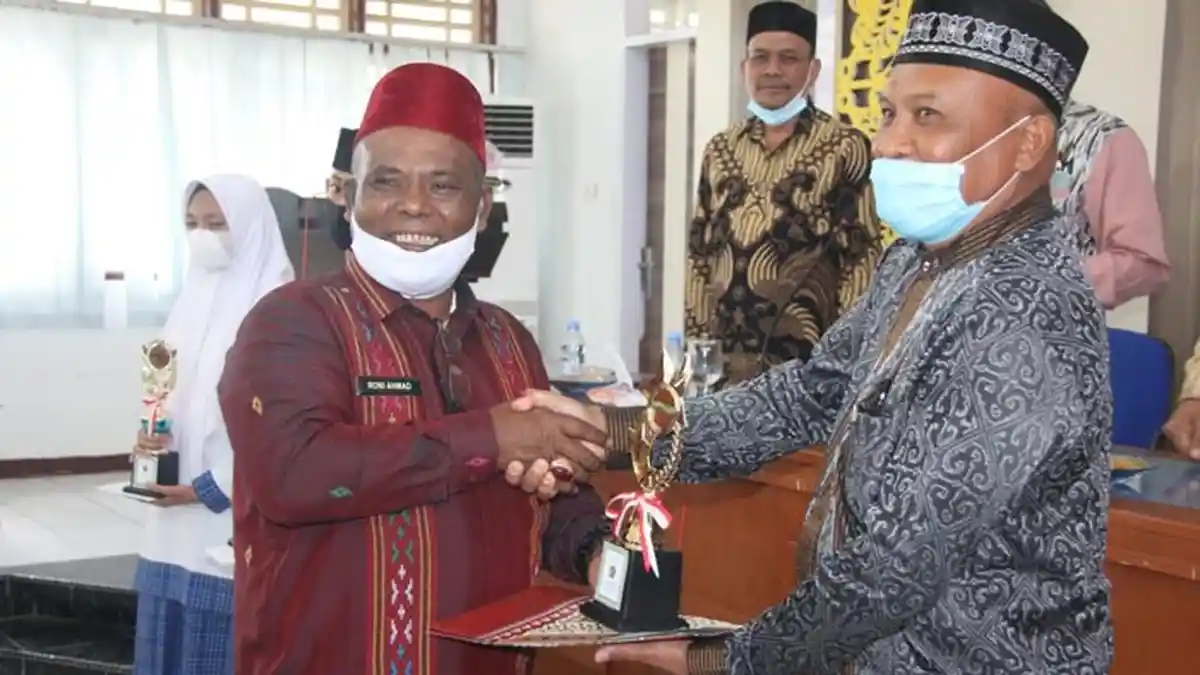 Ini Kepala SMP di Pidie Juara Satu Berbasis 8 Standar Pendidikan, Abusyik Serahkan Piala Bergilir