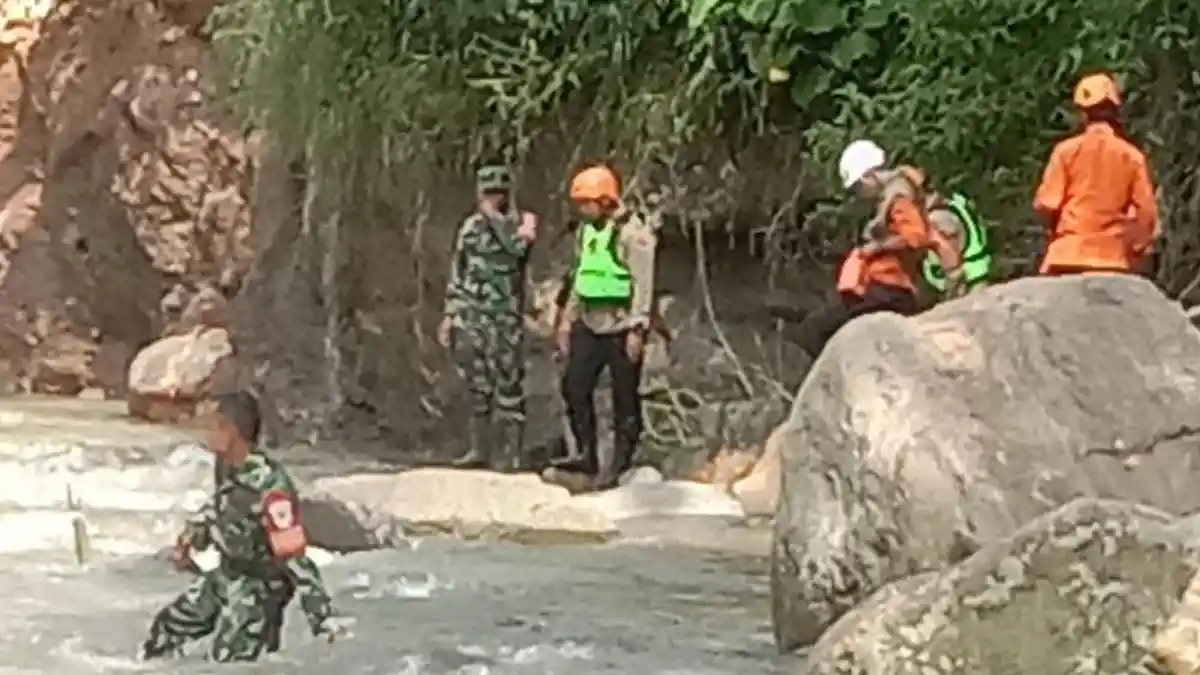 Tim SAR Lakukan Pencarian Korban Hanyut di Sungai Ciesek Bogor