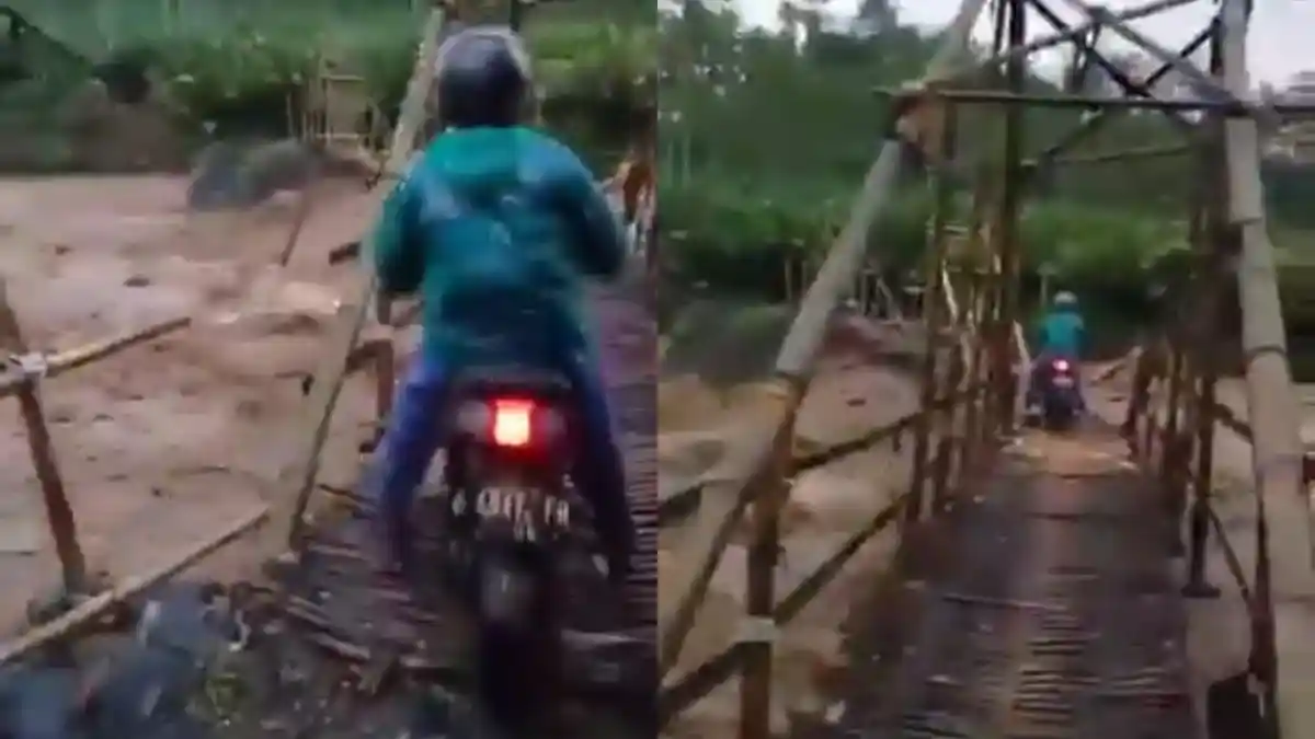 Viral, Pemotor Nekat Lintasi Jembatan Reot dari Bambu saat Banjir