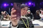 dian-sastrowardoyo-memamerkan-galaxy-s9_20180313_235829.jpg