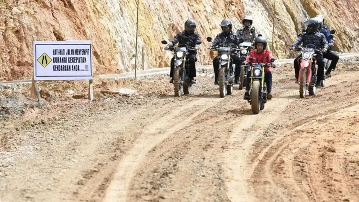 Jokowi Naik Motor Custom Berkonsep Chopper, Jajal Jalan Trans di Perbatasan Malaysia