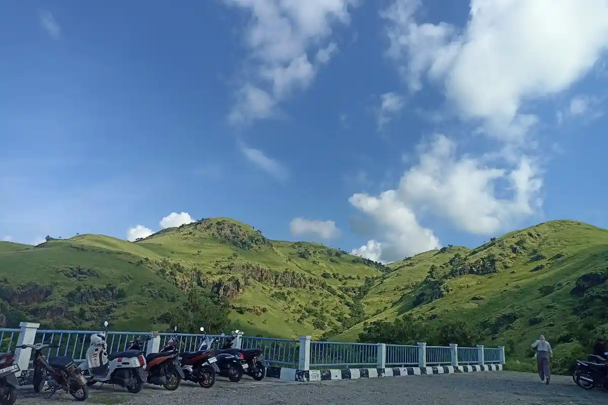 Indahnya Sabana Bukit Kajuwulu di Flores NTT, Hijaunya Segarkan Mata