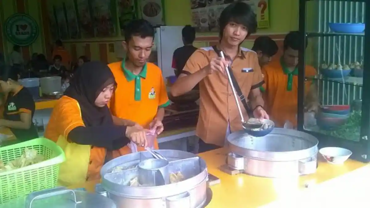 Siapapun yang Bernama 'Agus' Boleh Makan Gratis Seumur Hidup di Warung Ini