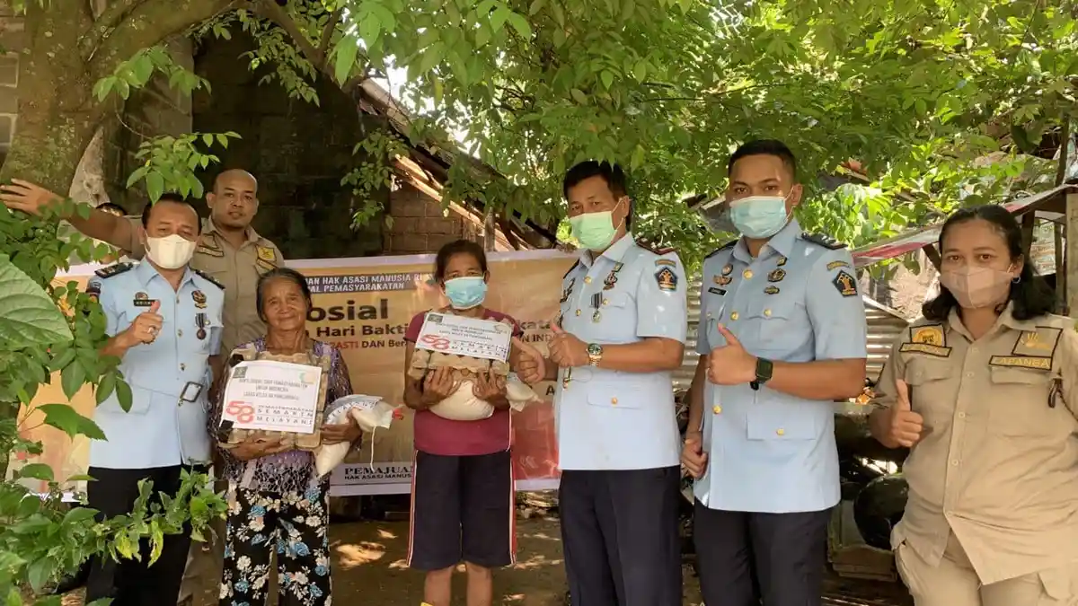 Kepala Lapas Pancurbaru Menyapa Warga, Beri Paket Sembako untuk Masyarakat tak Mampu di 2 Desa