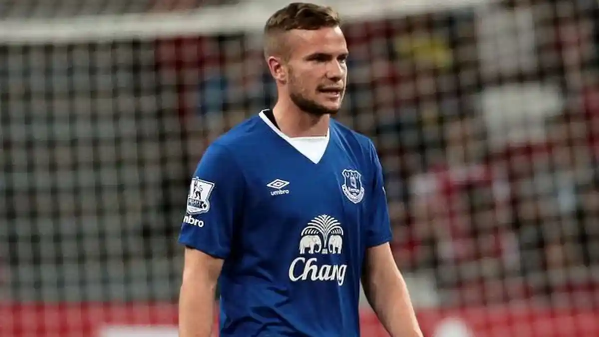 Schneiderlin Datang, Tom Cleverley Dibuang ke Watford