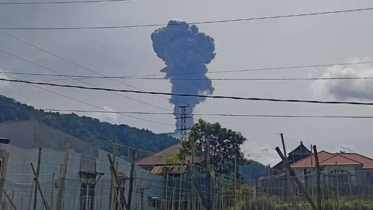 Gunung Marapi Erupsi 9 kali Selama Mei 2025, Kolom Abu Tertinggi 1.600 Meter