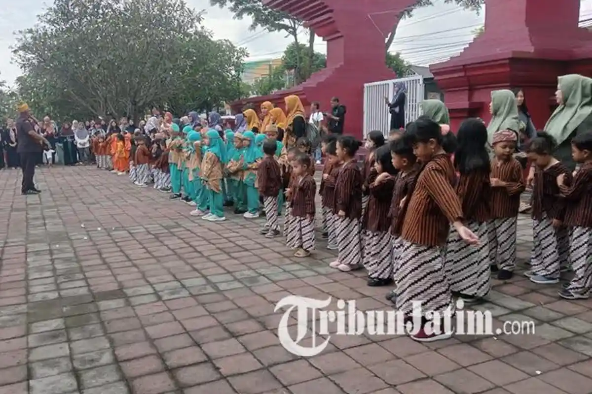 Ratusan Siswa TK Bawa Bunga Ikuti Kegiatan Ziarah di TMP Jombang, Belajar Makna Kepahlawanan