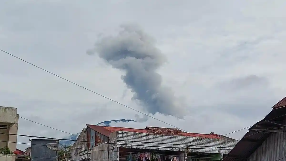 BREAKING NEWS: Gunung Marapi Erupsi Senin Siang, Semburkan Abu Vulkanik Setinggi 600 Meter