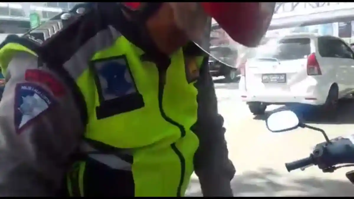 Lambat Sajikan Pesanannya, Polisi Balas Dendam dengan Menilang Pemilik Restoran