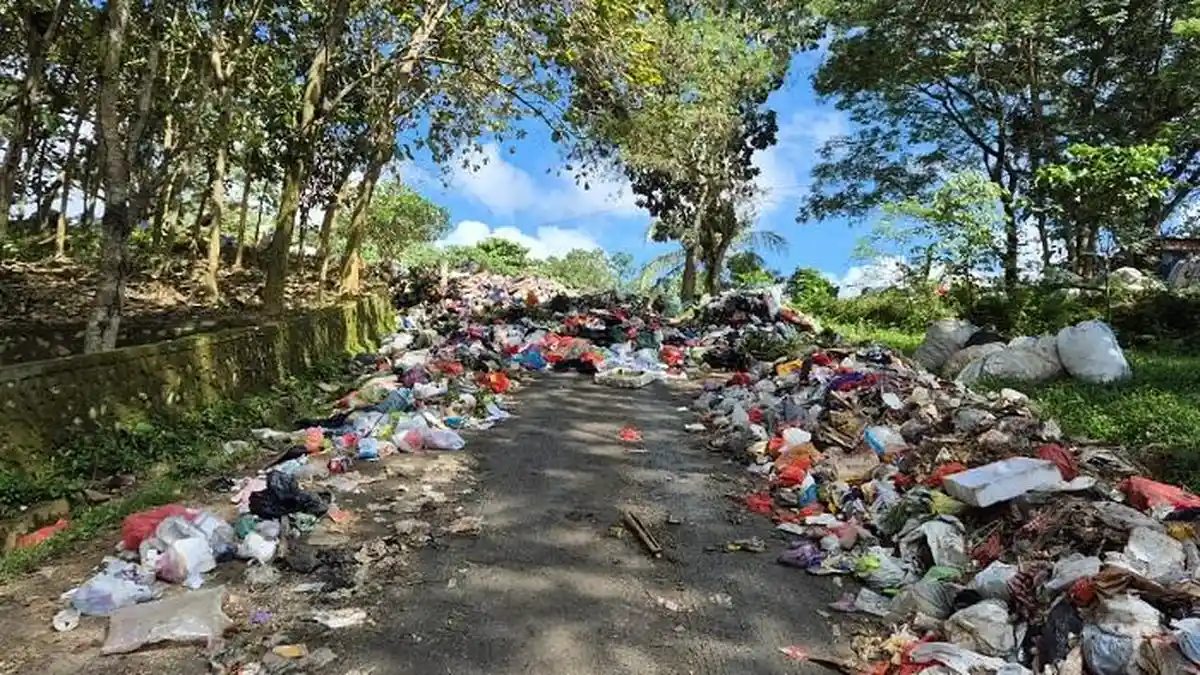 Sampah Membludak di Jalan TPAS Puuwatu Kendari, Hanya Ada 2 Alat Berat, 1 Rusak, Solar Sering Kosong