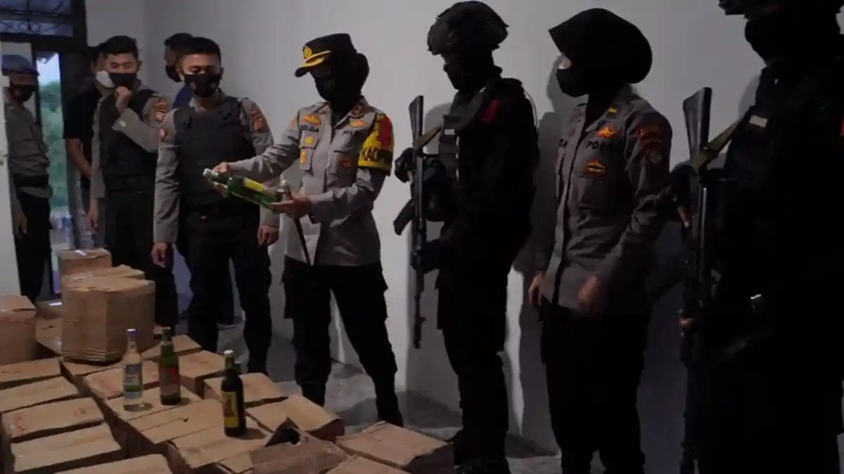 Malam Takbiran, Polisi Sita Ribuan Botol Minuman Keras di Banjar