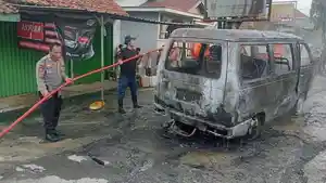 14112025-mobil-suzuki-carry-terbakar-setelah-mengisi-bbm-di-spbu-linggar-tonjong-brebes.jpg