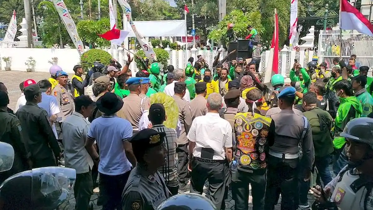 Massa Ojol Bubarkan Diri dari Depan Gedung DPRD Kota Cirebon Setelah Ditemui Sekda-Legislator