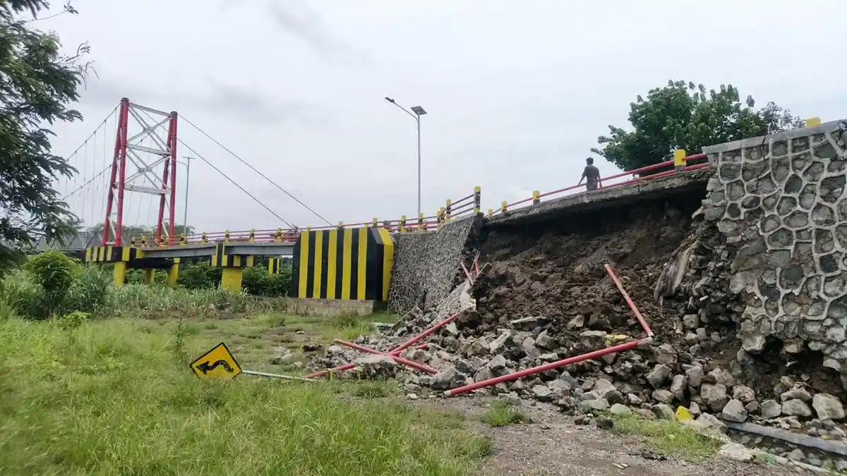 Baru 4 Bulan Diresmikan, Jembatan Gantung Babakan Losari Cirebon Ambrol
