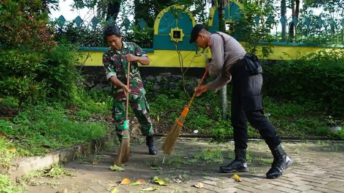 Rayakan Bulan Bakti TNI-Polri 2024, Kapolres Gresik dan Dandim Baksos ...