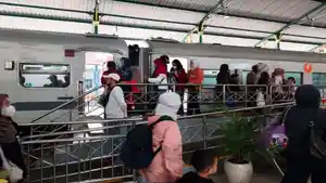 penumpang-KA-stasiun-Kediri.jpg