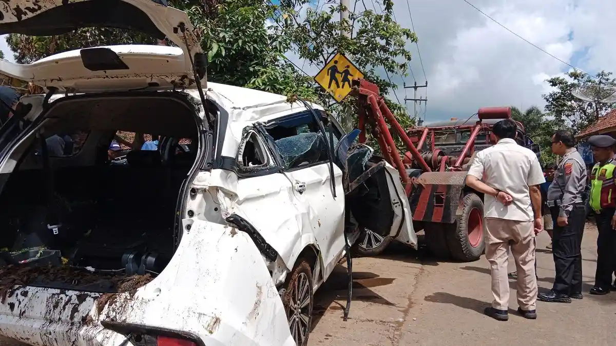 FAKTA-fakta Kecelakaan Mobil Masuk Jurang di Sumedang, Korban Pengantin Baru, Mobil Ringsek Parah
