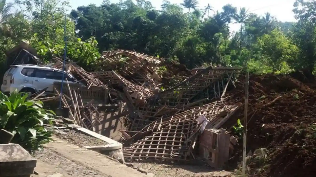 BREAKING NEWS: Tak Ada Hujan, 23 Rumah di Ponorogo Tertimbun Longsor