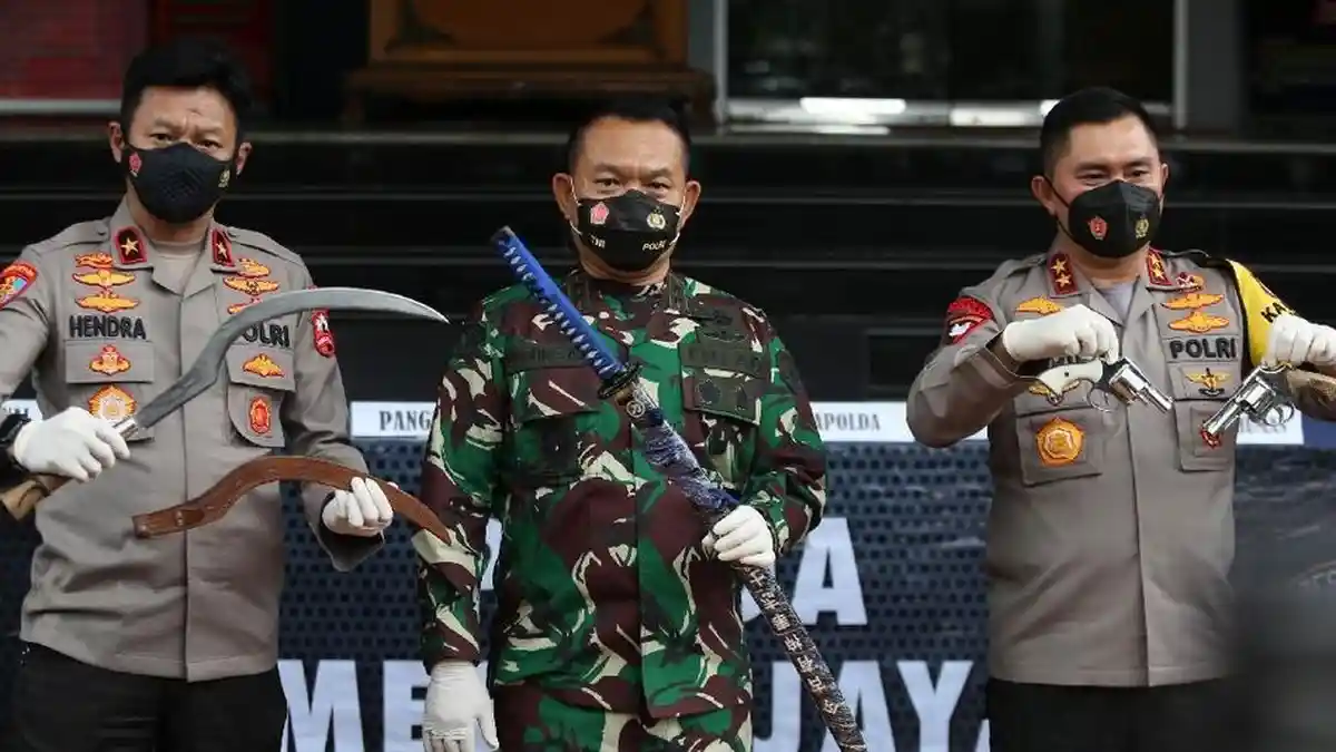 Kapolda Tunjukan Barang Bukti 2 Revolver Serang Polisi, Munawarman: Laskar FPI tak Punya Senjata Api