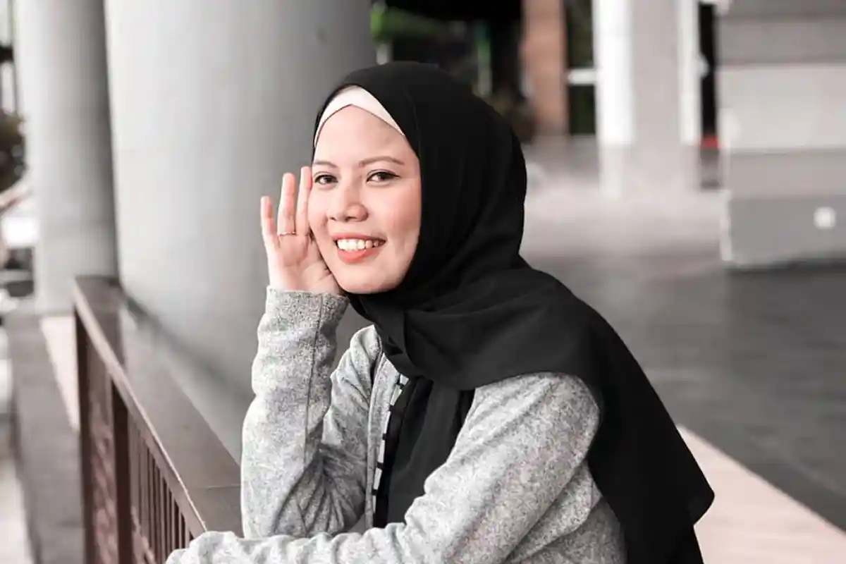 Tutorial Hijab Pashmina Bahan Diamond untuk Lebaran ala Debby Ayu Cintya