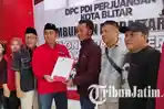 relawan-mengambil-formulir-pendaftaran-bacawali-untuk-Trijanto-melaju-di-Pilkada-Blitar-2024.jpg
