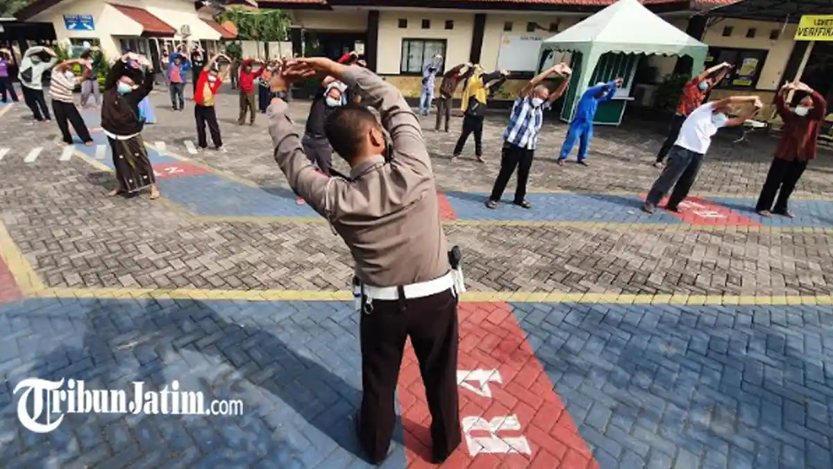 Senam 10 Menit dan Berjemur Tiap Jam 10 Pagi, Cara Cegah Covid-19 Ala Satlantas Polres Pasuruan