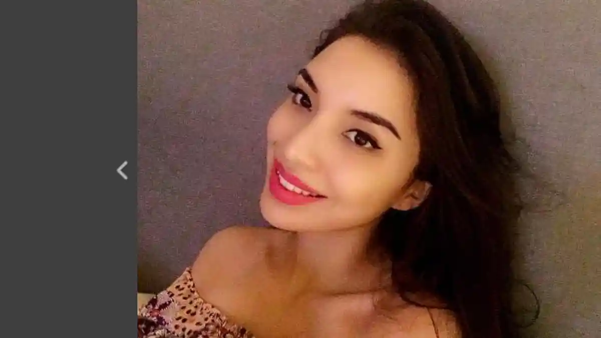 Kenakan Gaun Seksi, Manohara Gandeng Pria Bule