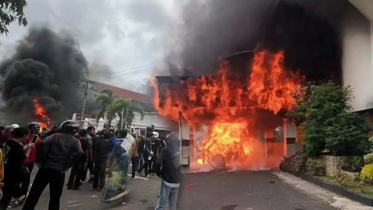 Massa Bakar Gedung DPRD Brebes, DPRD Kota Pekalongan, DPRD Cilacap, Begini Situasinya