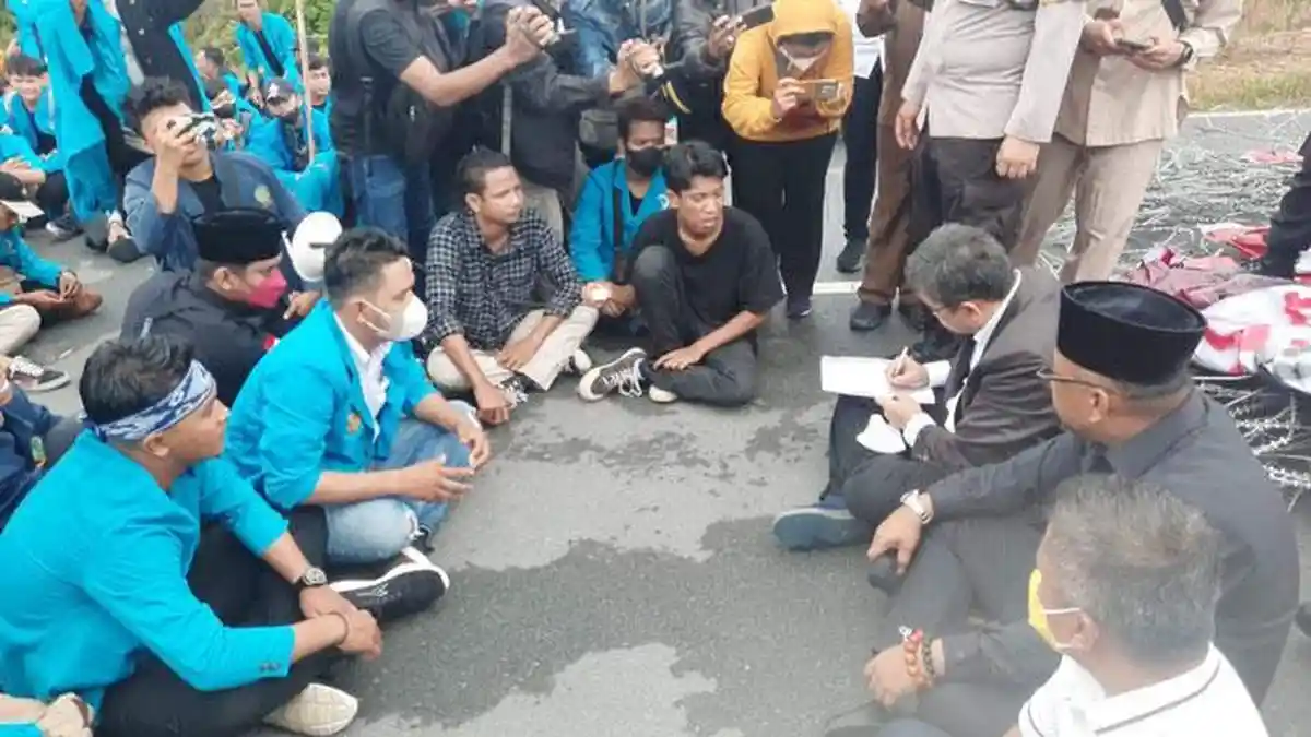 Temui Massa Mahasiswa, DPRD Kepri Sepakat Tolak Presiden 3 Periode