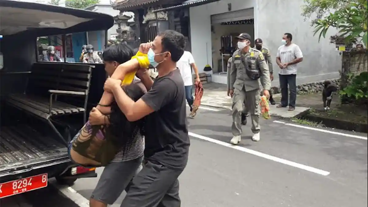 ODGJ Mengamuk di Padangsambian Denpasar Diamankan Satpol PP Kota Denpasar Saat Sidak Masker