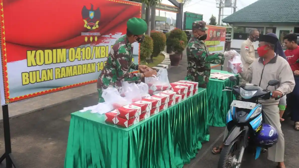 Jelang Berbuka Puasa, Kodim 0410/KBL Rutin Bagikan Takjil kepada Warga