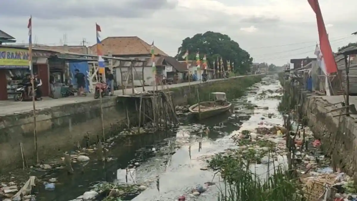 LIPSUS : Minimalisir Palembang dari Kepungan Banjir, Petugas Bertaruh Nyawa di Drainase