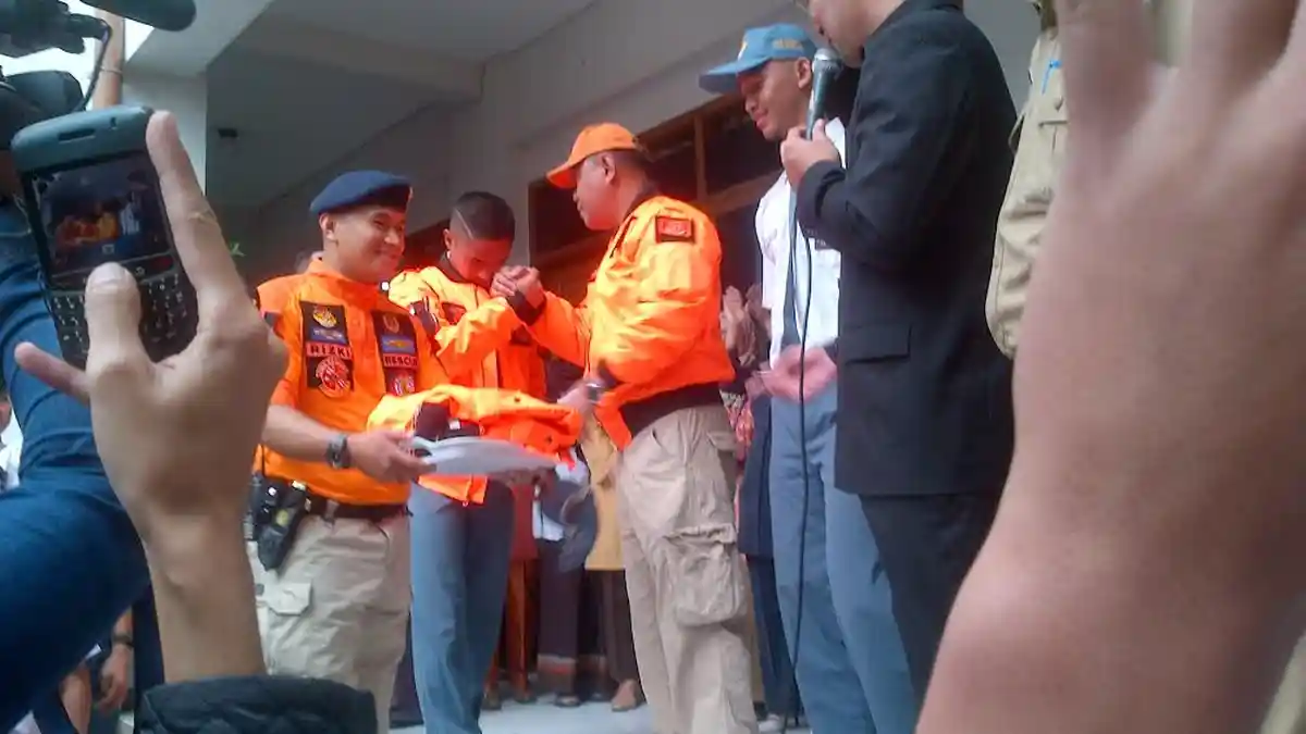 Ridwan Kamil Berikan Jaket Rescue untuk 10 Siswa SMAN 6 Bandung