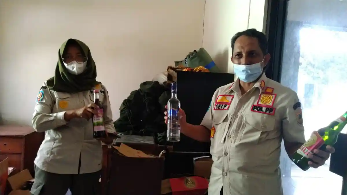 Satpol PP Kudus ‎Incar Dua Distributor‎ Minuman Beralkohol