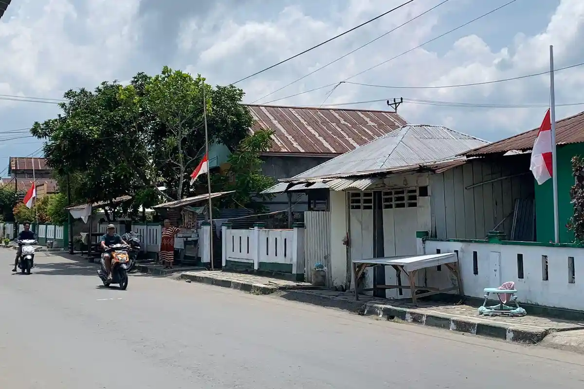 Penghormatan Terakhir Kepada Sultan Bacan, Warga Halmahera Selatan Kibarkan Bendera Setengah Tiang