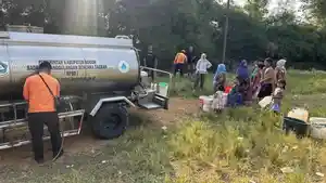 Personel-BPBD-menyalurkan-air-bersih-untuk-warga.jpg