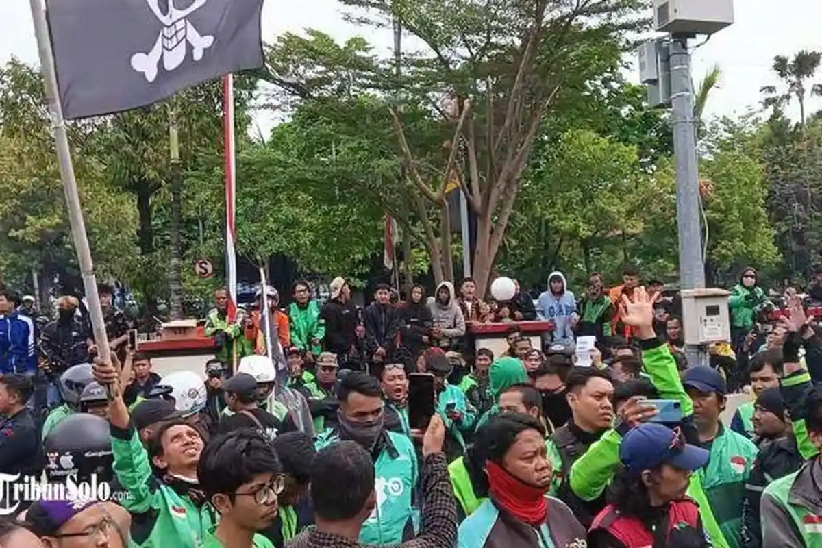 Ribuan Driver Ojol Geruduk Mako Brimob Solo, Tuntut Pengusutan Tuntas Kematian Affan Kurniawan