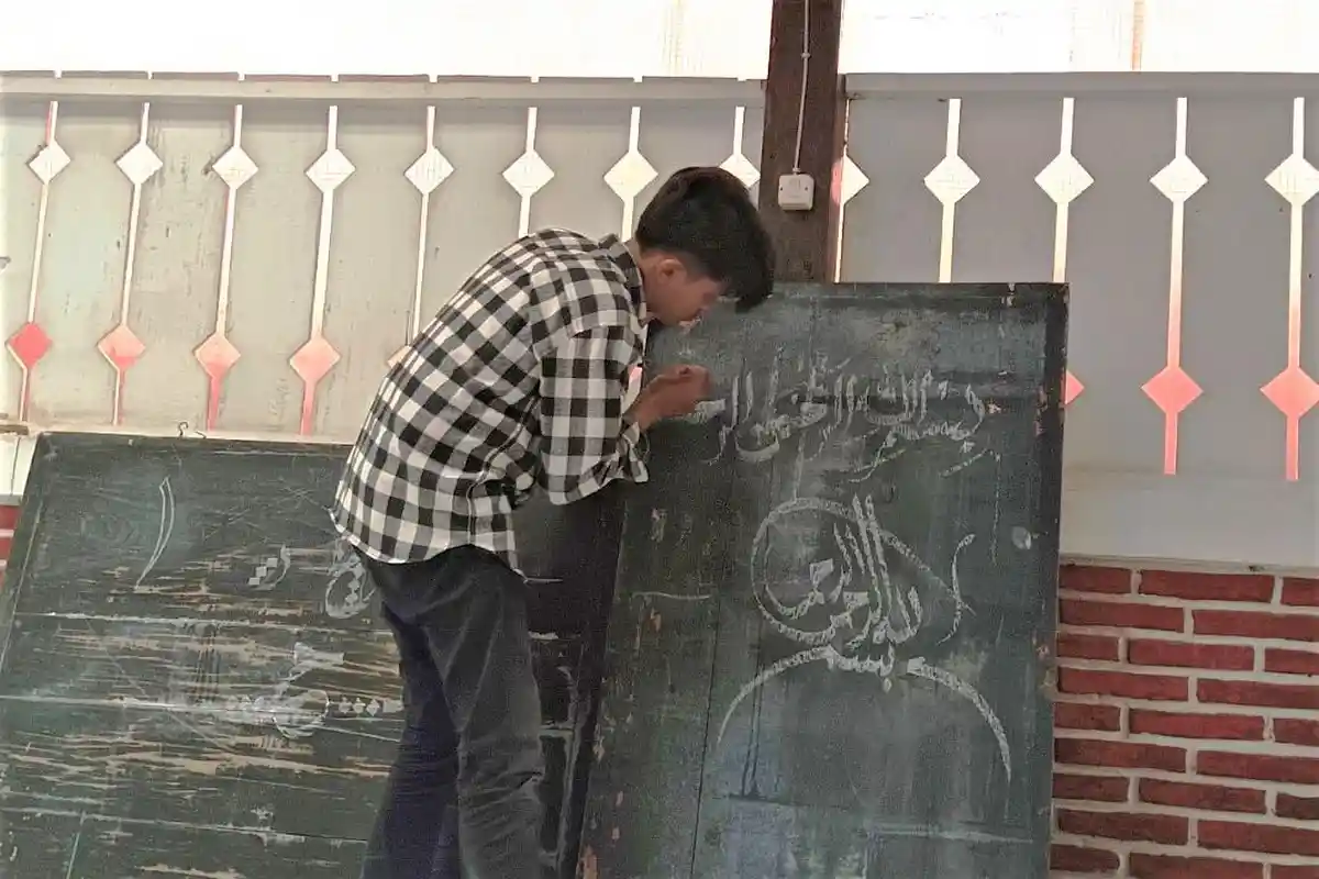 Mahasiswa Ilmu Al Qur'an dan Tafsir UIN Saizu Purwokerto Belajar Estetika Dunia Kaligrafi