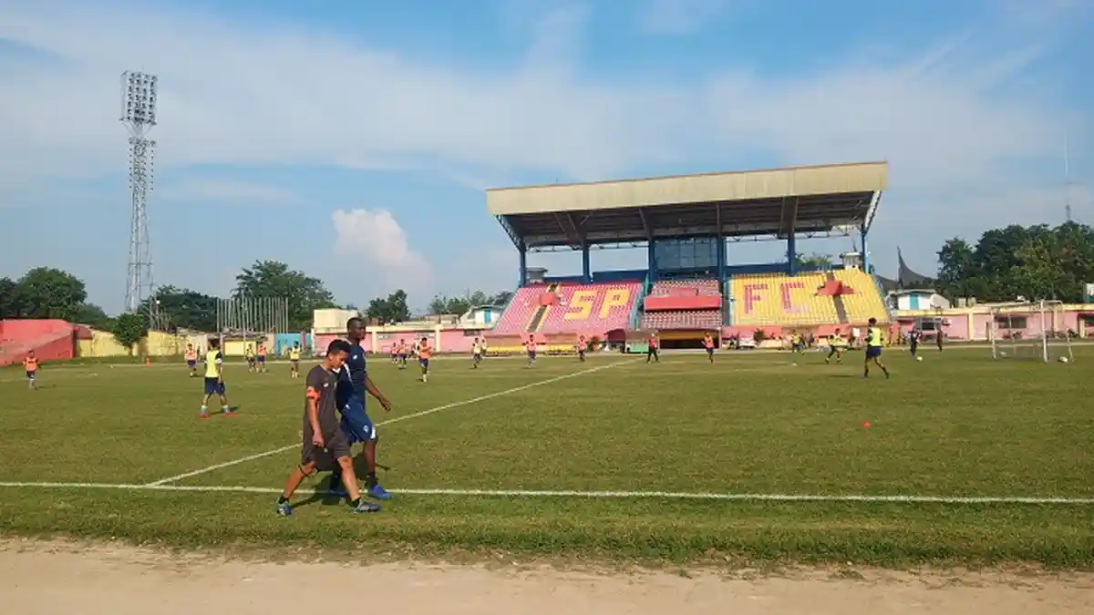 CEO Saksikan Tim Semen Padang FC Latihan, Karl Max Hanya Berlatih di Pinggir Lapangan