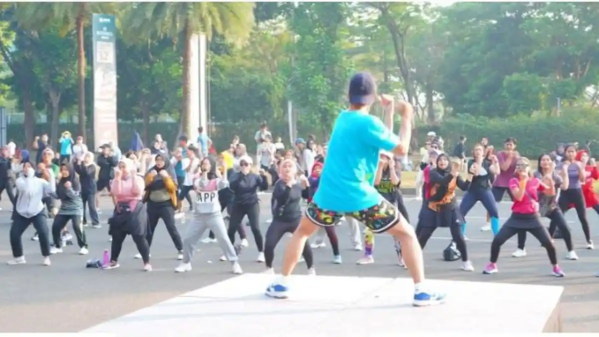 Hotel Santika Meriahkan Car Free Day Bintaro, Suguhkan Camilan dan Zumba